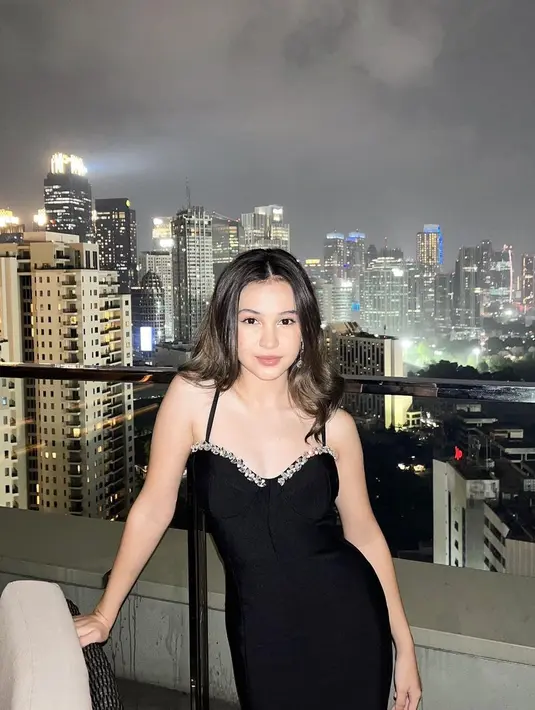 Kali ini, Sandrinna tampil berbalut spagetthi dress dengan aksen beads pada cup bra. [@sandrinna_11].