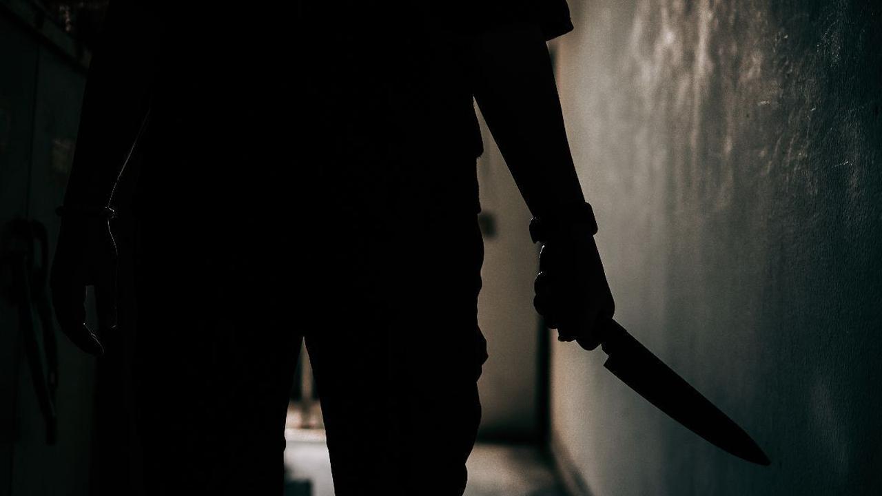Polisi pun mengamankan pisau tersebut sebagai barang bukti dan memasang garis polisi di lokasi kejadian.