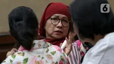 Terdakwa kasus dugaan korupsi pengadaan gas alam cair atau Liquefied Natural Gas (LNG), Galaila Karen Kardinah atau Karen Agustiawan sesaat sebelum mengikuti sidang pembacaan putusan di Pengadilan Tindak Pidana Korupsi (Tipikor) Jakarta, Senin (24/6/2024). (Liputan6.com/Herman Zakharia)