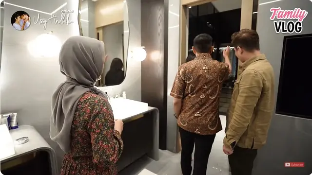 6 Potret Kamar Mandi Utama di Rumah Ahmad Sahroni, Mewah Dilengkapi TV
