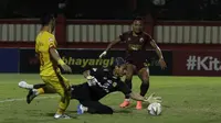 Striker PSM Makassar, Ferdinan Sinaga, berusaha mencetak gol ke gawang Bhayangkara FC pada laga Shopee Liga 1 di Stadion PTIK, Jakarta, Selasa (29/10).Bhayangkara menang 3-2 atas PSM. (Bola.com/Yoppy Renato)