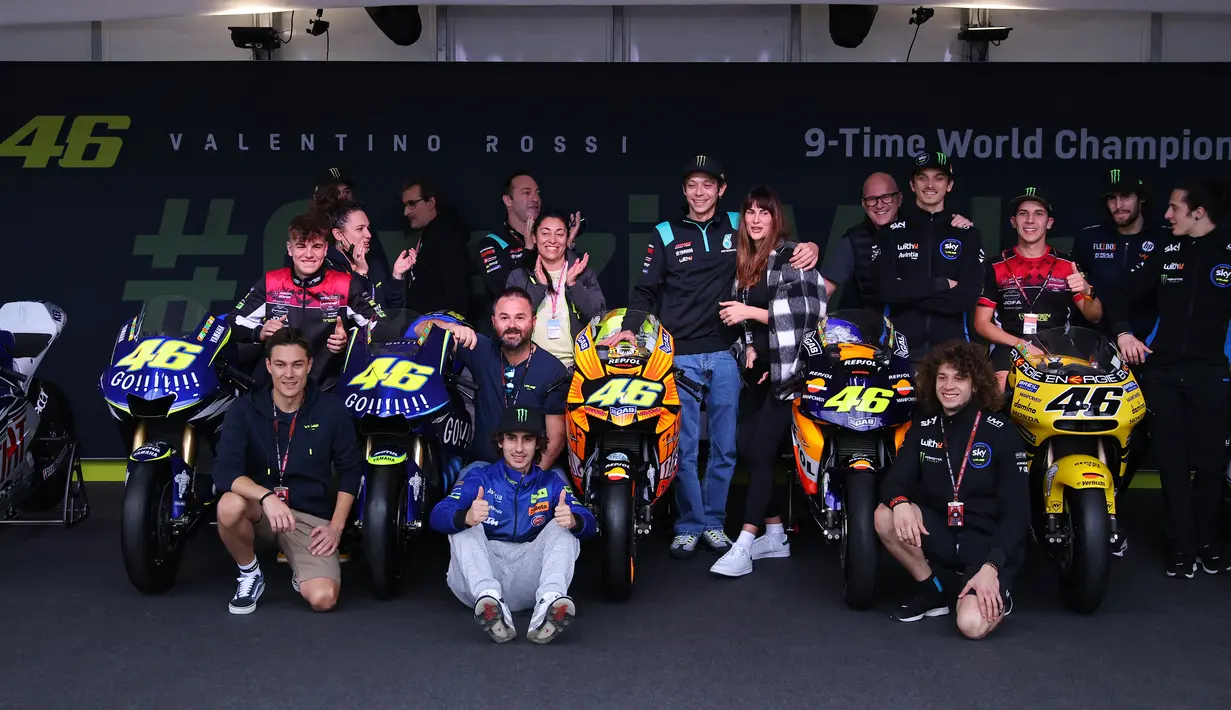 Sesi nostalgia pembalap Italia ini diakhiri dengan foto bersama sembilan motornya. Pembalap gaek MotoGP Valentino Rossi akan menjalani seri terakhirnya sebelum pensiun di MotoGP Valencia 2021. (AFP/Jose Jordan)