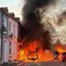 Api melalap kendaraan yang dibakar massa di Lendrick Street, Belfast timur, Irlandia Utara, Selasa (9/6/2026). Kerusuhan meletus setelah polisi menangkap seorang pria asal Sudan yang dituduh melakukan penikaman di wilayah utara kota itu. (Dok. PA via AP)