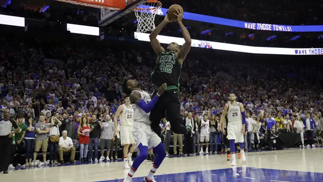 Aksi Al Horford saat Celtics Kalahkan Sixers di Gim Ketiga Semifinal Wilayah Timur NBA