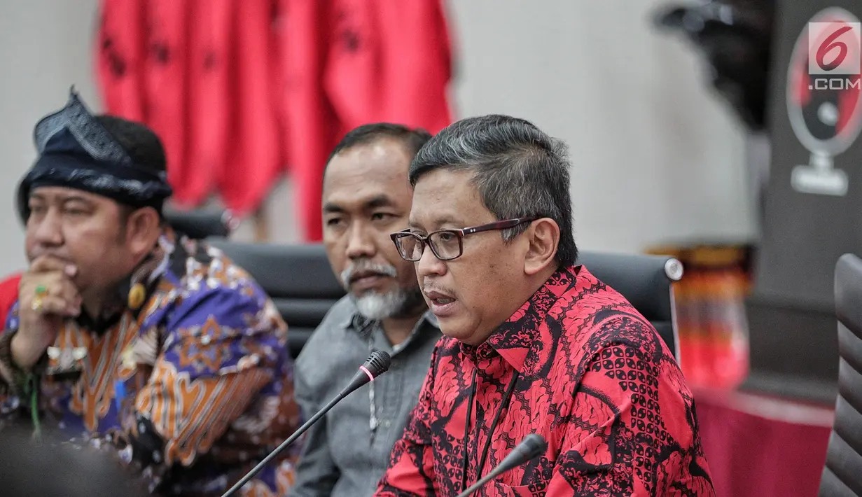 Sekjen PDIP Hasto Kristiyanto memberi keterangan saat menerima Pasukan Adat Nusantara Indonesia (PANI) di Kantor Pusat PDIP, Menteng, Jakarta, Rabu (13/2). Pertemuan turut dihadiri Ketua Dewan Adat Nasional Irwannur Latubual. (Liputan6.com/Faizal Fanani)