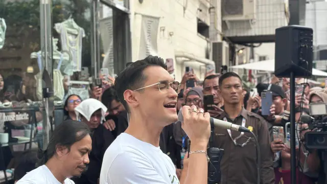 Afgan tampil dalam acara busking rilis single "Kacamata" di Salt Bread, Blok M, Jakarta Selatan pada Sabtu (11/10/2025).. (Aisyah Insani Maulida/ LIputan6.com)