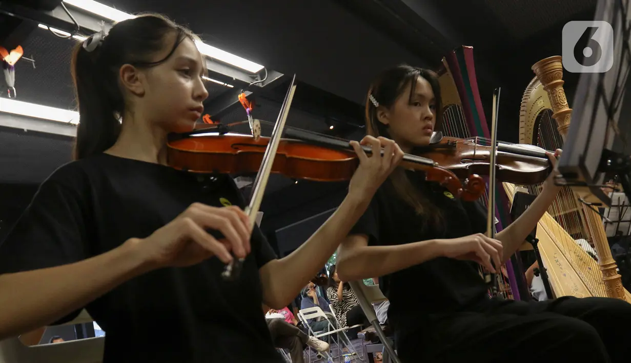 Sejumlah remaja berlatih orchestra untuk persiapan penampilan konser A Night of Light di Gripastudio, Jakarta, Sabtu (4/11/2023). (Liputan6.com/Herman Zakharia)