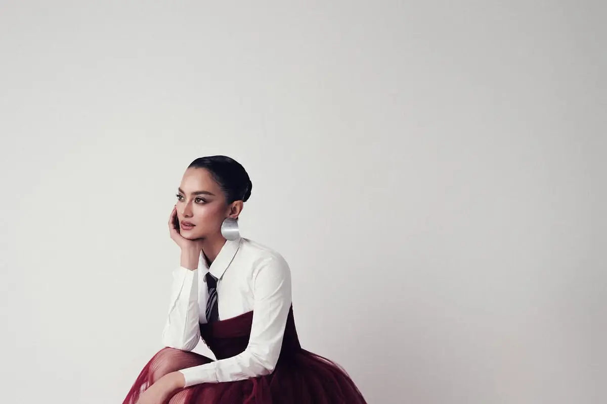 Gaya Ririn Ekawati Bergaya Preppy dengan Sentuhan Rok Dramatis di Pemotretan Ultah ke-44