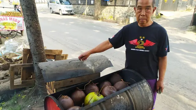 Emon, menunjukan sebuah oven tempat pembakaran kelapa muda dalam proses pengolahan kelapa bakar khas miliknya di Garut, Jawa Barat.