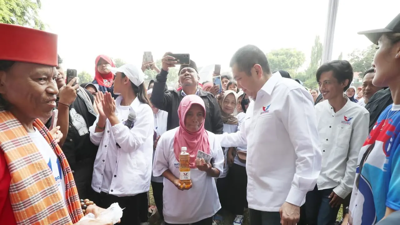 Ketua Umum Partai Perindo yang juga Caleg DPR RI Dapil Banten III, Hary Tanoesoedibjo hadir dalam kegiatan bazar murah dan pemeriksaan kesehatan gratis bagi warga di wilayah Rengas, Ciputat Timur, Tangerang Selatan, Banten, Sabtu (23/12/2023).