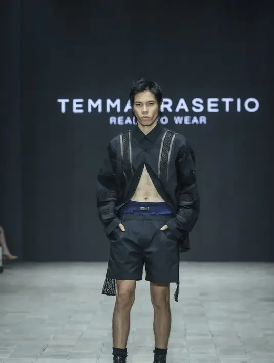 Penggunaan material linen, organza dan lace dalam palet warna hitam dan biru gelap dengan aksen warna tanah hadir dalam potongan oversized shirt dan bomber jacket, serta celana lebar dan shorts yang mencerminkan gaya hidup pria urban yang santai namun tetap terlihat gaya khususnya di musim semi dan musim panas 2025.