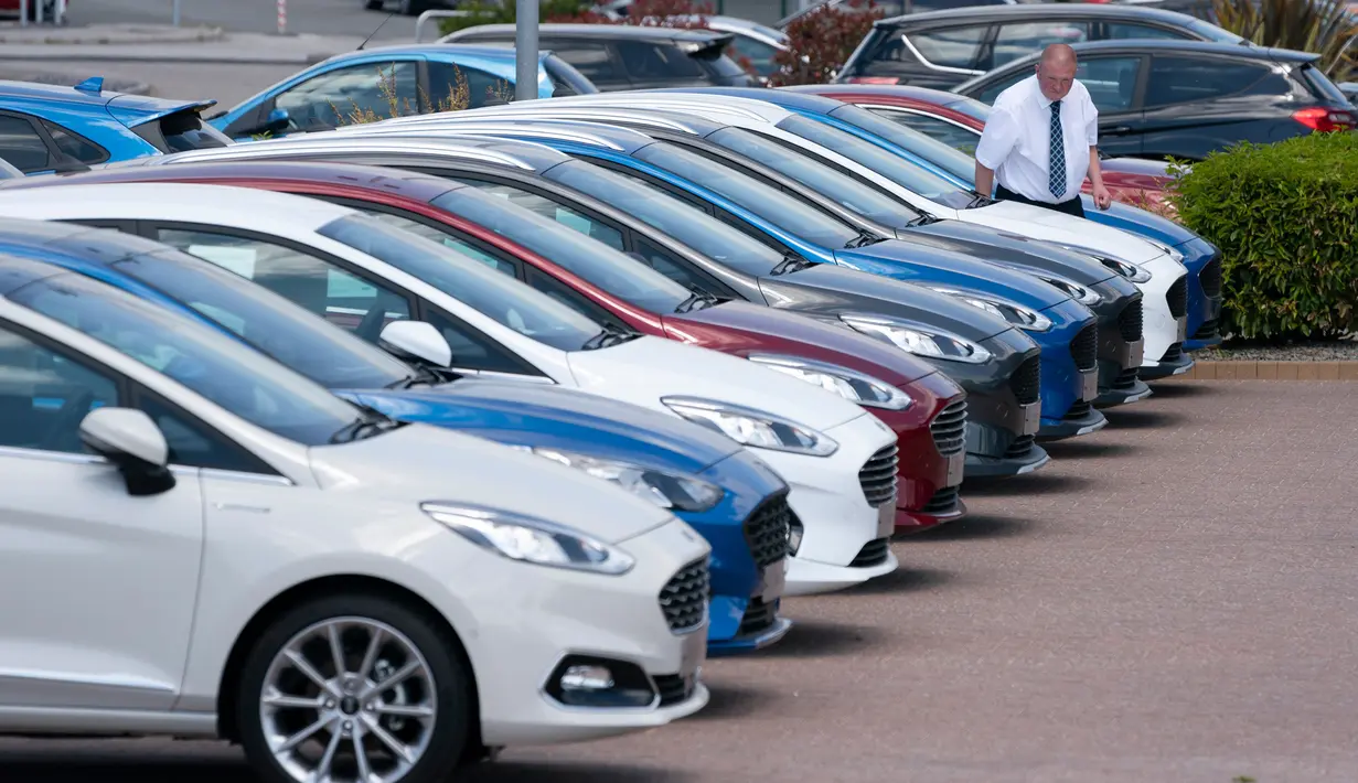 Seorang karyawan terlihat di antara mobil-mobil yang dijual di Bury di dekat Manchester, Inggris, pada 1 Juni 2020. Retail dan ruang pamer (showroom) mobil luar ruangan mulai dibuka pada 1 Juni dan retail nonesensial lainnya akan dibuka pada 15 Juni mendatang. (Xinhua/Jon Super)