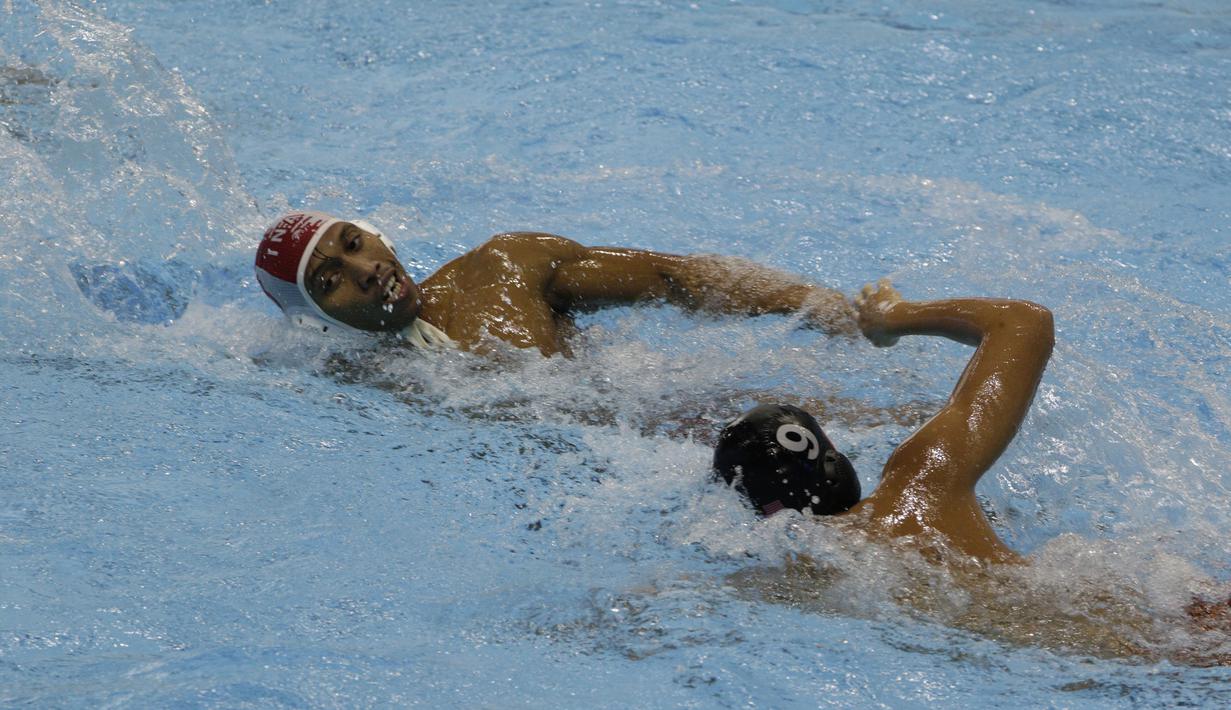 Atlet polo air Indonesia, Rezza Aditya, berebut bola dengan atlet polo air Malaysia, Chin Jin, pada laga SEA Games 2019 di Aquatic Center, Clark, Jumat (29/11). Indonesia berhasil meraih emas perdana dari cabang polo air. (Bola.com/M Iqbal Ichsan)