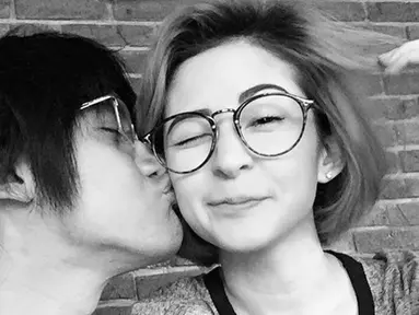 Musisi tampan, Kevin Aprilio mencium pipi sang pacar Naomi Lee. (instagram.com/naomisquirrel)