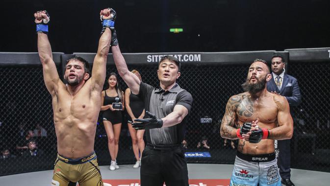 Anthony Engelen (kanan) harus menyerah dari lawannya, Garry Tonon di ONE: A New Era di Tokyo, Jepang, Minggu (31/3). (One Championship)