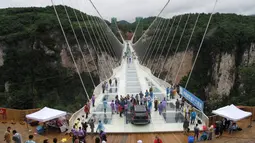  Jembatan sepanjang 430 meter yang menyeverangi tebing di Provinsi Hunan, Cina, (25/6).Uji coba ini menjadi pusat perhatian warga. (REUTERS / Jimmy Guan)