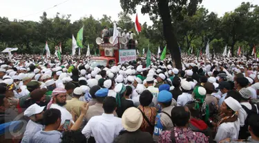 Massa dari ormas Islam menggelar unjuk rasa di depan kantor Basuki Tjahaja Purnama di Balai Kota Jakarta, Jumat (14/10). Mereka berdemonstrasi terkait pernyataan Ahok yang dinilai menyinggung satu golongan masyarakat. (Liputan6.com/Immanuel Antonius)