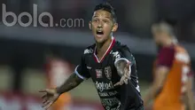 Striker Bali United, Irfan Bachdim, tampil melawan Borneo FC pada laga Piala Presiden 2017 di Stadion Kapten I Wayan Dipta, Bali, Jumat (13/2/2017). Kedua tim bermain imbang 0-0. (Bola.com/Vitalis Yogi Trisna)