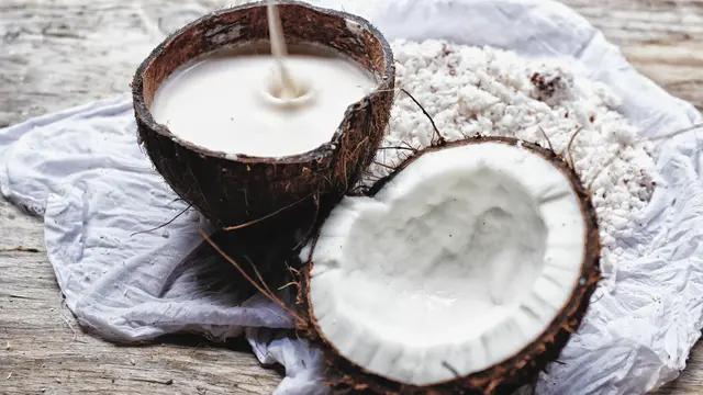 5 Kegunaan Santan Kelapa Untuk Perawatan Rambut