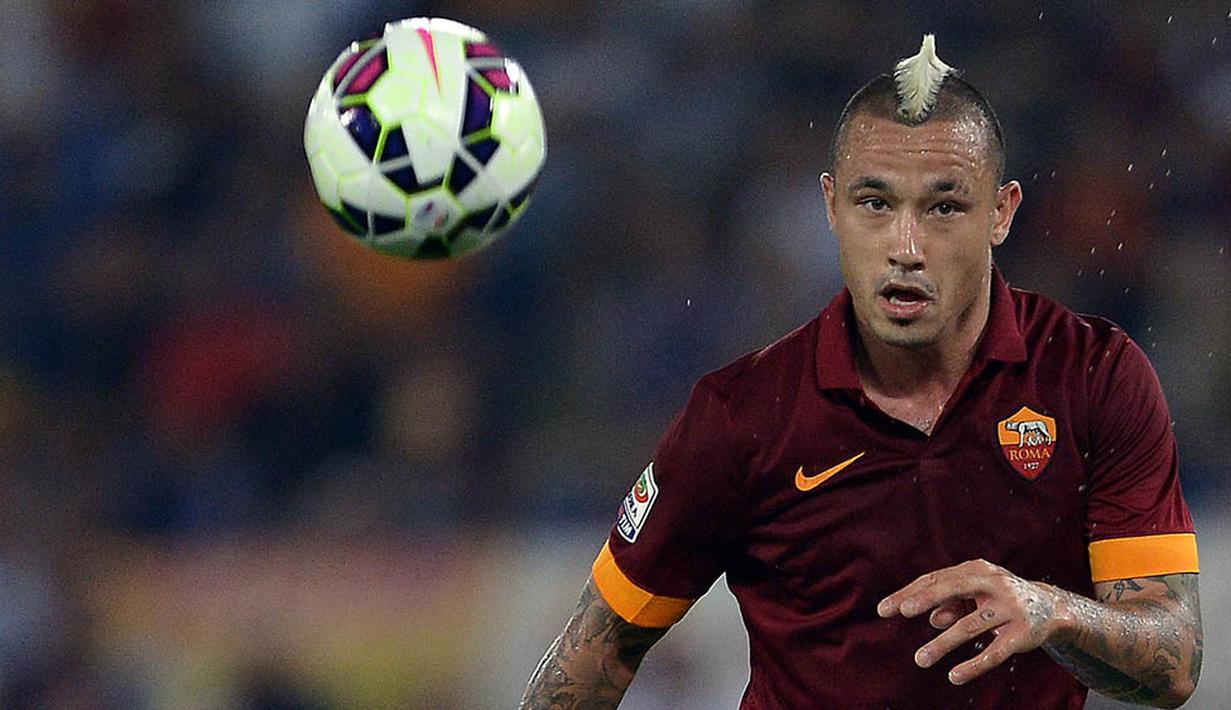 1. Radja Nainggolan, menurut kabar Mirror, gelandang AS Roma ini sudah menyepakati kontrak lima tahun bersama Chelsea. Guna memuluskan kesepakatan itu The Blues menyiapkan dana sebesar 28 juta poundsterling. (AFP/Filippo Monteforte)