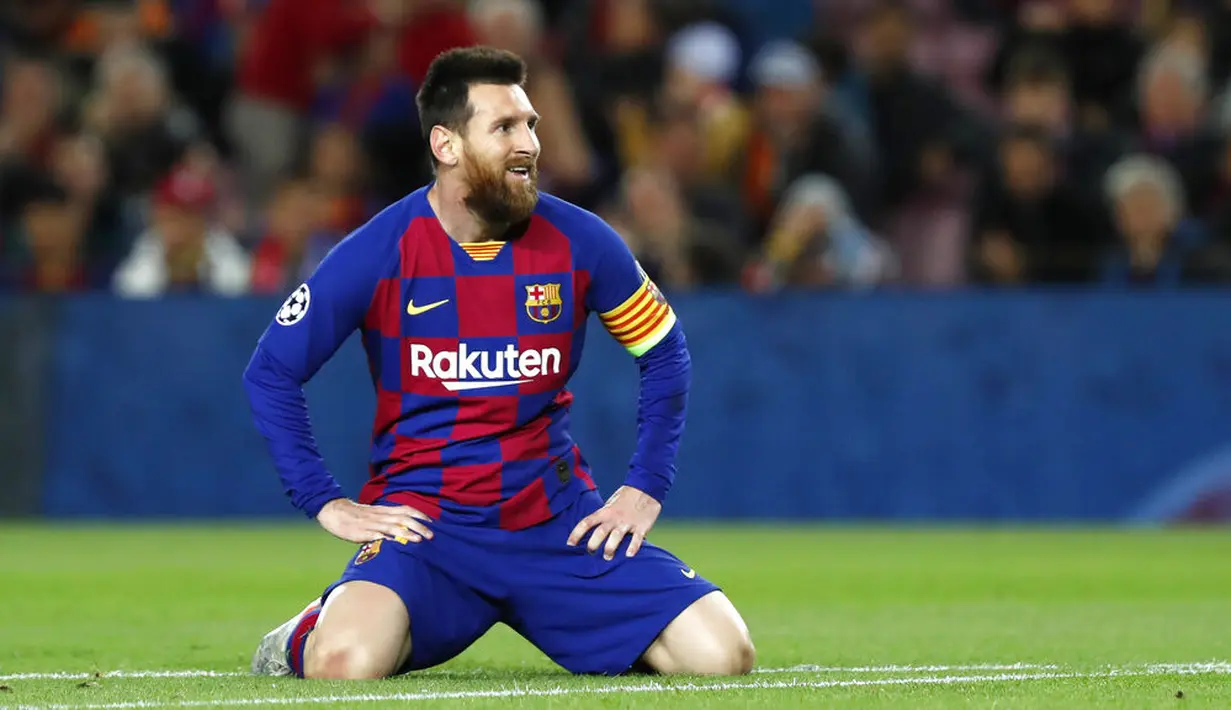 Kapten Barcelona, Lionel Messi, tersenyum saat gagal mencetak gol ke gawang Slavia Praha pada laga Liga Champions 2019 di Stadion Camp Nou, Selasa (5/11). Kedua tim bermain imbang 0-0. (AP/Joan Monfort)