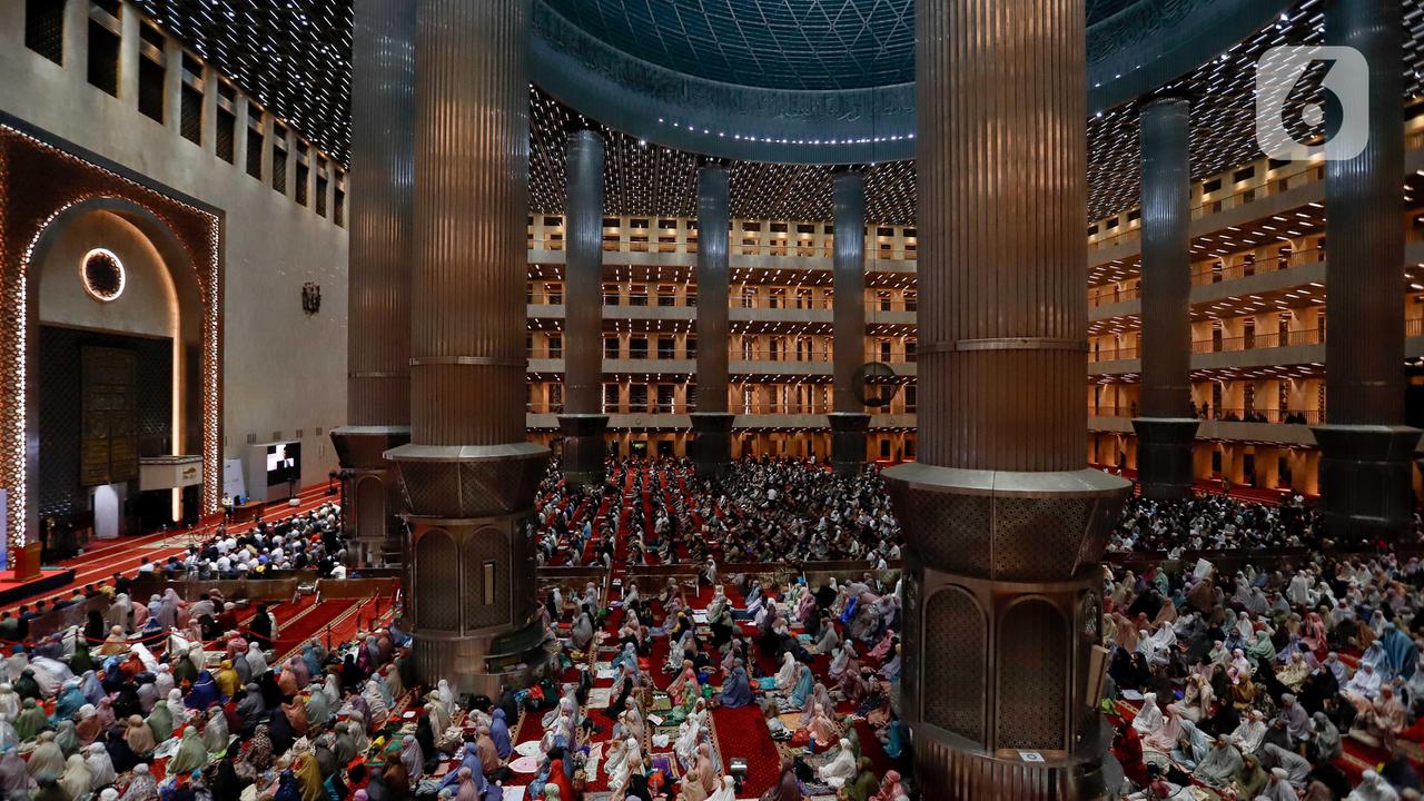 Ribuan Umat Muslim Laksanakan Tarawih Pertama Ramadan 1446 H