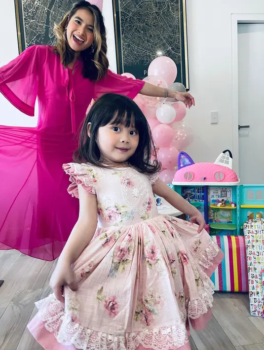 Acha Septriasa dan Brie sama-sama memakai gaun nuansa pink. Brie memakai dress floral warna pink pastel dan Acha memilih dress polos palet pink bold (Foto: Instagram @septriasaacha)