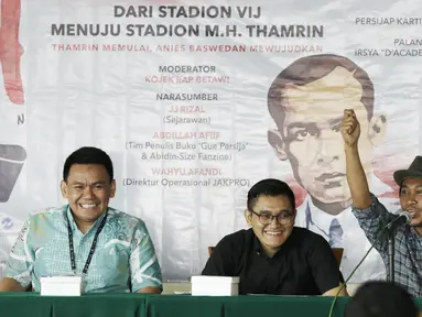 Sejarawan, JJ Rizal, saat berbicara dalam seminar "Dari Stadion VIJ menuju Stadion MH Thamrin" di Balai Kota, Jakarta, Jumat (15/2). Acara ini rangkaian dari Festival 125 Tahun MH Thamrin. (Bola.com/Yoppy Renato)