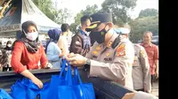 Kapolres Tasikmalaya, AKBP Suhardi Hery langsung memimpin pembagian paket sembako bersama mahasiswa kabupaten Tasikmalaya di tengah demo penolakan kenaikan harga BBM. (Liputan6.com/Jayadi Supriadin)