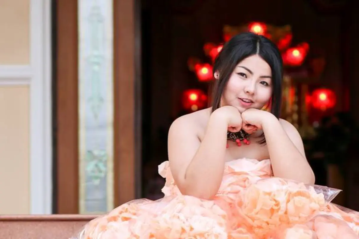 [Bintang] Bikin Parodi Fashion, Gaun Kerupuk Ini Jadi Paling Gokil Sedunia!