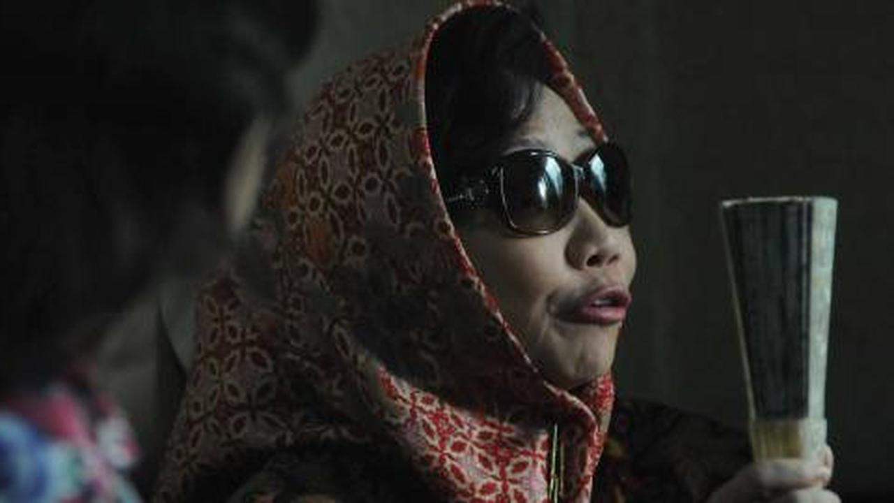 Nunun di pengadilan, dari ngepel sampai tertawa sendiri