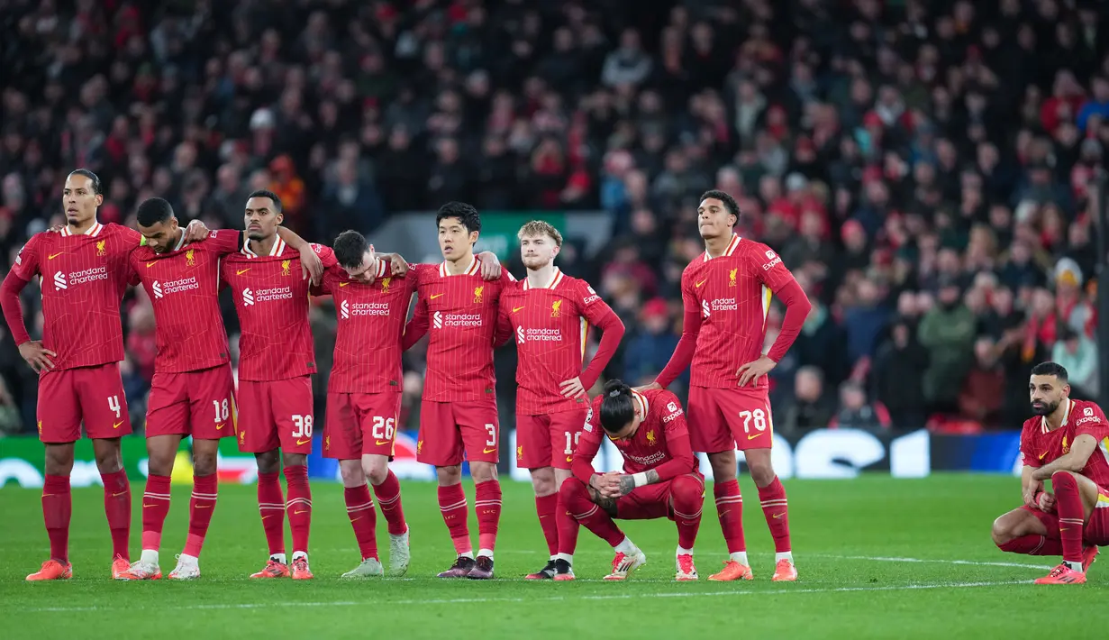 Pemain Liverpool tampak lesu setelah para algojo penaltinya gagal menjebol gawang PSG dalam laga leg kedua 16 besar Liga Champions 2024/2025 yang digelar di Anfield, Rabu (12/3/2025) dini hari WIB. (AP Photo/Dave Thompson)