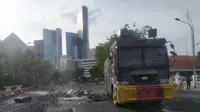 Aksi demo di depan Gedung Grahadi, Surabaya, Jawa Timur, Kamis (8/10/2020). (Foto: Liputan6.com/Dian Kurniawan)