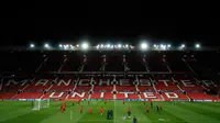 Suasana saat para pemain Paris Saint Germain (PSG) berlatih di Old Trafford, Manchester, Inggris, Senin (11/2). PSG akan menghadapi Manchester United (MU) pada 16 besar Liga Champions. (Martin Rickett/PA via AP)