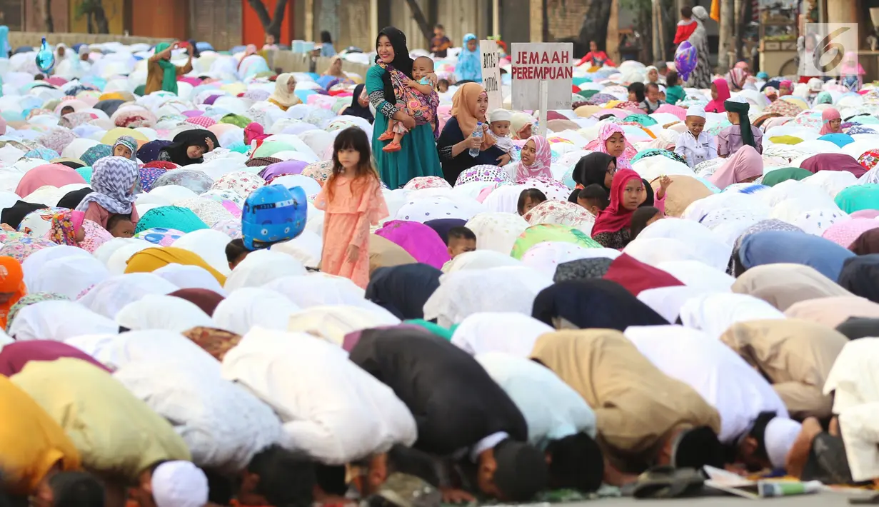 Pemandangan saat umat muslim melaksanakan salat Idul Adha 1439 H di Monumen Perjuangan Jatinegara, Jakarta Timur, Rabu (22/8). (Liputan6.com/JohanTallo)