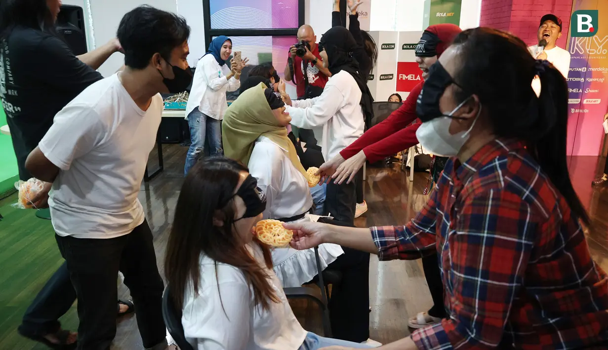 Karyawan KapanLagi Youniverse (KLY) saat mengikuti lomba makan kerupuk pada perayaan HUT Kemerdekaan Republik Indonesia ke-78 di Kantor KLY Jakarta, Gondangdia, Jumat (18/8/2023). (Bola.com/M Iqbal Ichsan)