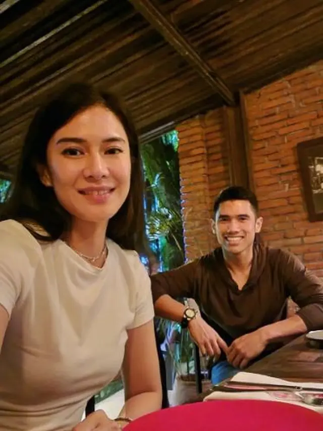 Dian Sastrowardoyo bersama suami (Instagram/therealdisastr)