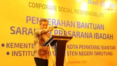 Wakil Dirut Bank BTN Nixon LP Napitupulu member sambutan pada acara penyerahan bantuan CSR sarana dan prasarana ibadah di Medan, Sumatera Utara, Kamis (16/09/2021). Bank BTN memberikan bantuan berupa pembangunan kubah Masjid Al-Ikhlas dan mobil box untuk pelayanan ibadah. (Liputan6.com/HO/BTN)