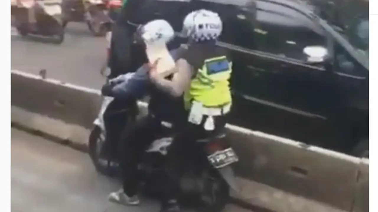 seorang pemotor berupaya menghindari penilangan yang dilakukan polisi saat masuk jalur busway.