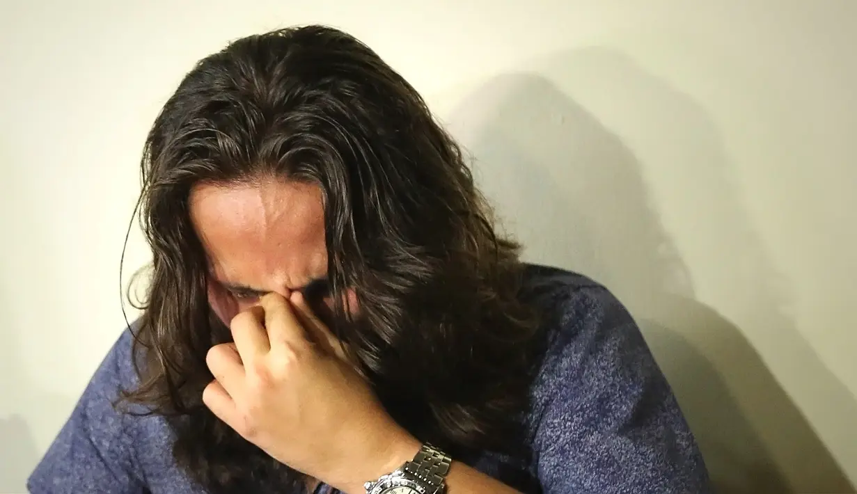 "Aku gak tahu harus ngomong apa. Gak habis pikir aja. Lo punya anggota keluarga seperti itu, ditinggalkan, ga punya otak. Kasihan sih. Kok tega ya. Gak habis pikir aja," tutur Dylan Carr menahan pecahnya tangis. (Bambang E Ros/Bintang.com)