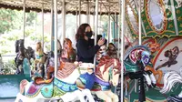Pengunjung mencoba wahana permainan saat berwisata di Dufan, Ancol, Jakarta, Sabtu (20/6/2020). Setelah ditutup selama dua bulan akibat pandemi COVID-19, kawasan rekreasi Taman Impian Jaya Ancol kembali dibuka. (Liputan6.com/Angga Yuniar)