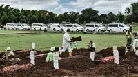 Antrean mobil ambulans terlihat saat proses pemakaman jenazah dengan protokol Covid-19 di TPU Bambu Apus, Jakarta, Kamis (28/1/2021). Pemprov DKI menyiapkan 6 lokasi baru untuk pemakaman jenazah pasien Covid-19 dengan total kapasitas 17.900 petak makam. (merdeka.com/Iqbal S Nugroho)