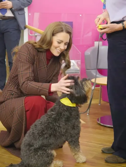 Kate Middleton tampil elegan dengan dress merah kesayangannya saat kunjungi rumah sakit (@princesandprincessofwales)