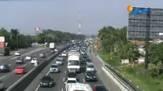 Sejak Senin (25/12) pagi, kawasan Wisata Lembang, Bandung Barat, Jawa Barat macet hingga 4 kilometer.