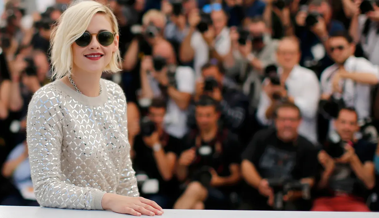 Senyum manis Aktris Kristen Stewart menggunakan kacamata hitam saat sesi pemotretan untuk film " Personal Shopper" dalam kompetisi di Festival Film Cannes ke-69 di Cannes, Prancis, 17 Mei 2016. (REUTERS / Jean-Paul Pelissier)
