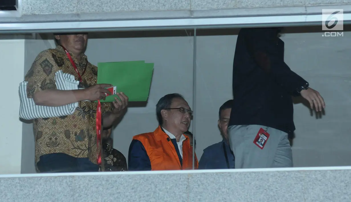 Tersangka dugaan korupsi proyek pengadaan E-KTP, Made Oka Masagung (tengah) usai menjalani pemeriksaan di gedung KPK Jakarta, Rabu (4/4). Ia ditahan usai diperiksa sebagai tersangka dugaan korupsi proyek e-KTP. (Liputan6.com/Helmi Fithriansyah)