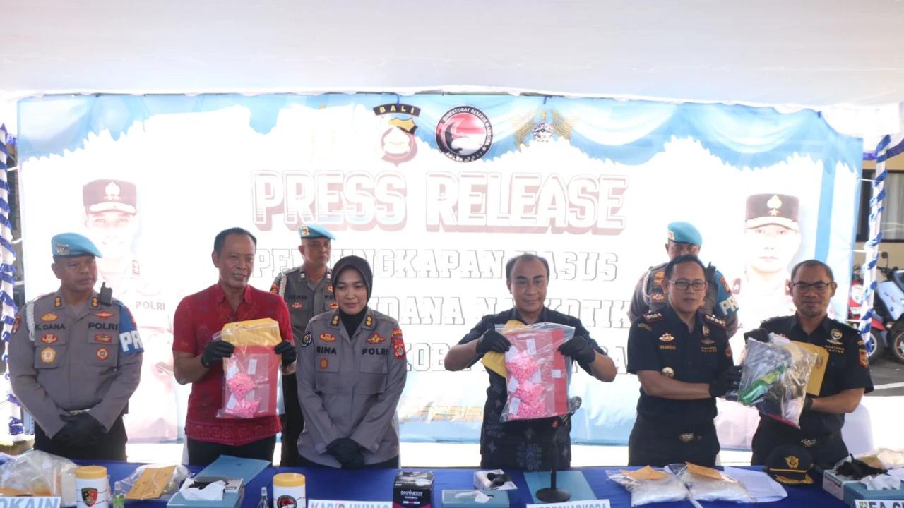 Detik-Detik Kurir Narkoba Dibuntuti Polisi di Bali, Bawa Ekstasi Rp1,28 Miliar buat Diedarkan di Tempat Dugem