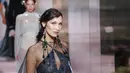 Model Bella Hadid mengenakan busana kreasi Fendi's Spring-Summer 2021 Haute Couture dalam acara Paris Fashion Week di Paris, Prancis, Rabu (27/1/2021). Paris Fashion Week 2021 diramaikan oleh deretan model ternama dunia. (AP Photo/Francois Mori)