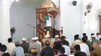 Cagub Sulteng Anwar Hafid saat khutbah di Masjid Al Hidayah, Kota Palu, Sulteng, Jumat (19/7/2024). (Ist).