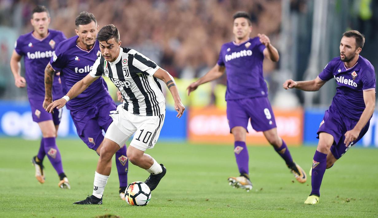 Aksi pemain Juventus, Paulo Dybala saat melewati adangan pemain Fiorentina pada lanjutan Serie A di Allianz Stadium, Turin, (20/9/2017). Juventus menang 1-0. (Alessandro Di Marco/ANSA via AP)